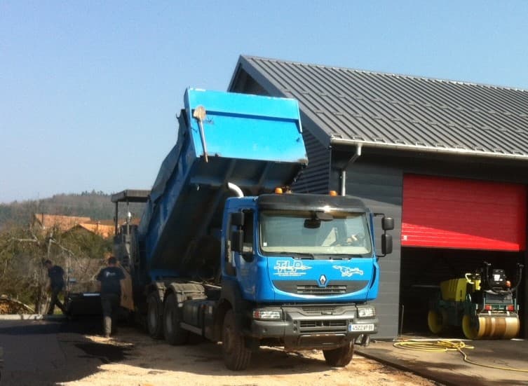 découvrez les avantages du camion plateau : polyvalence, capacité de chargement optimisée et facilité d'accès pour le transport de marchandises encombrantes. idéal pour les professionnels et les particuliers, ce type de véhicule allie praticité et efficacité pour tous vos déplacements.