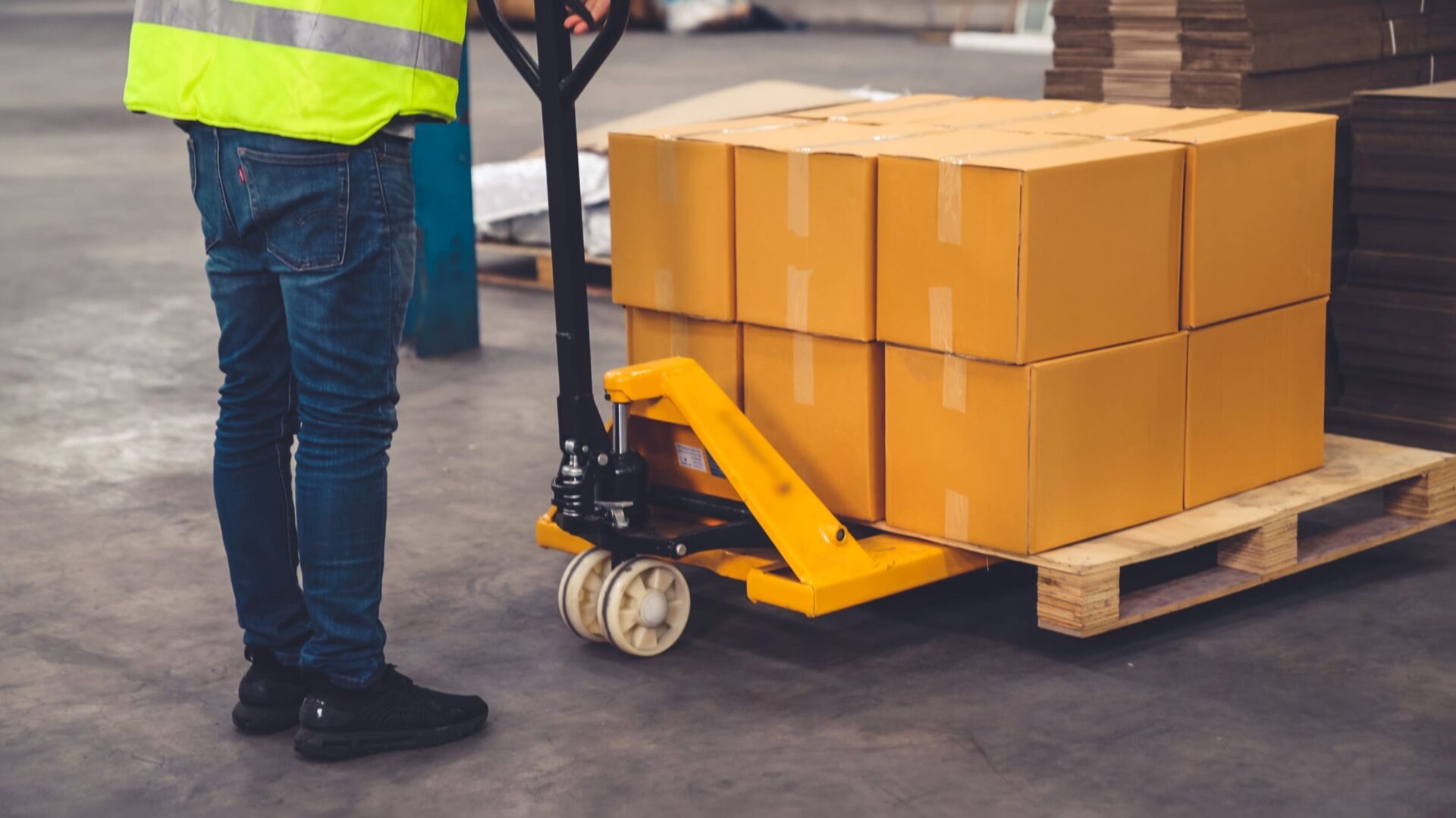 découvrez les avantages d'utiliser un transporteur de palettes pour optimiser votre logistique. réduisez vos coûts, améliorez vos délais de livraison et garantissez la sécurité de vos marchandises avec des solutions adaptées à vos besoins.