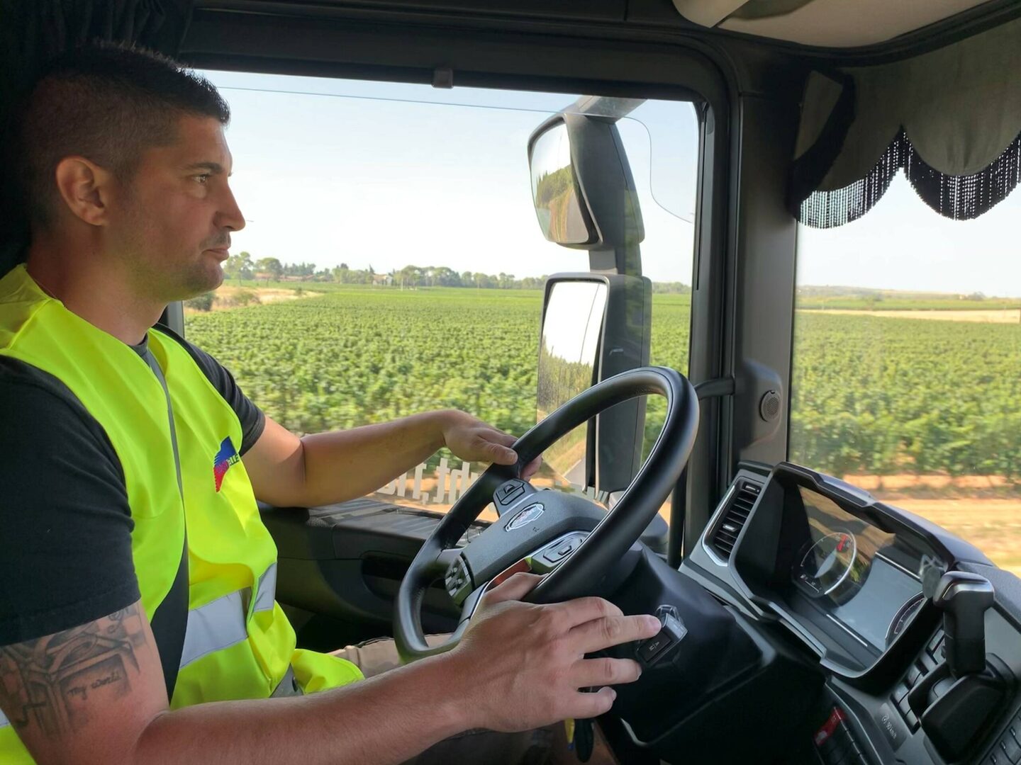 découvrez le métier de chauffeur poids lourd, une profession dynamique et essentielle au transport de marchandises. obtenez des conseils, des formations, et les meilleures opportunités d'emploi pour développer votre carrière sur la route.