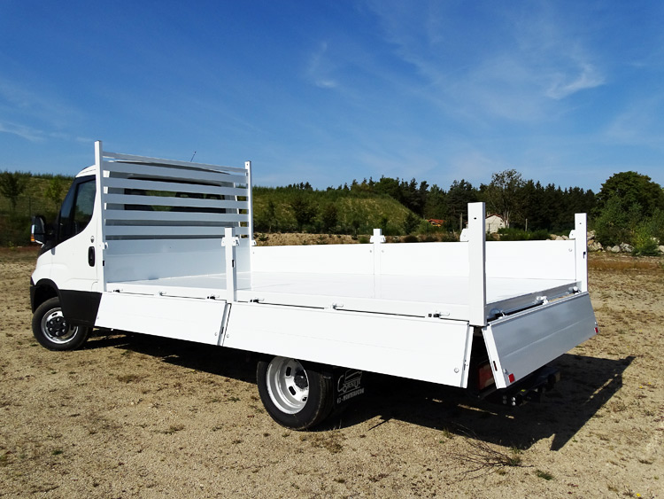 découvrez comment évaluer le prix d'un camion plateau en fonction de sa marque, de son état et de ses caractéristiques. obtenez des conseils pratiques pour faire un choix éclairé et optimiser votre investissement.