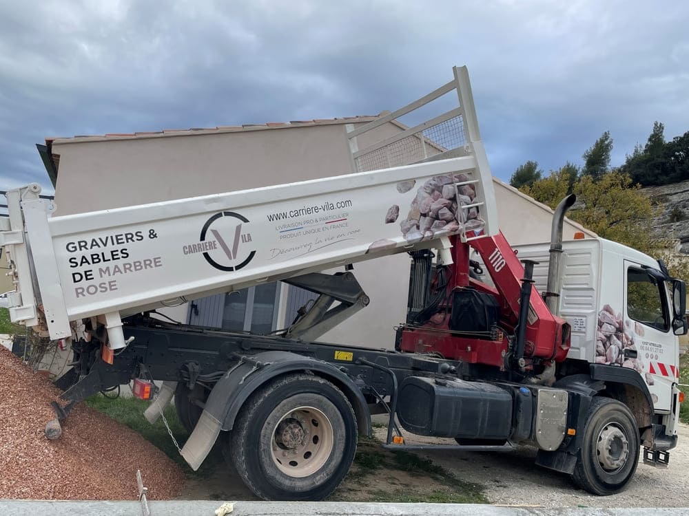 découvrez notre service de livraison avec camion grue, idéal pour transporter des charges lourdes et volumineuses en toute sécurité. profitez d'une expertise professionnelle et d'une rapidité d'intervention pour tous vos besoins de levage et de livraison.