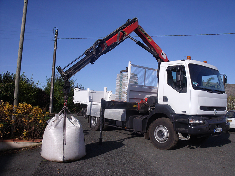 découvrez notre service de livraison avec camion grue, conçu pour transporter efficacement vos matériaux lourds et encombrants. bénéficiez d'une solution rapide et sécurisée pour vos chantiers grâce à une équipe professionnelle et des équipements adaptés.