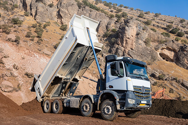 découvrez notre service de location de camions avec chauffeur, idéal pour tous vos besoins de transport. que ce soit pour un déménagement, le transport de marchandises ou d'autres projets, nous vous offrons une flotte de camions adaptés et des chauffeurs professionnels pour garantir un service rapide et fiable.