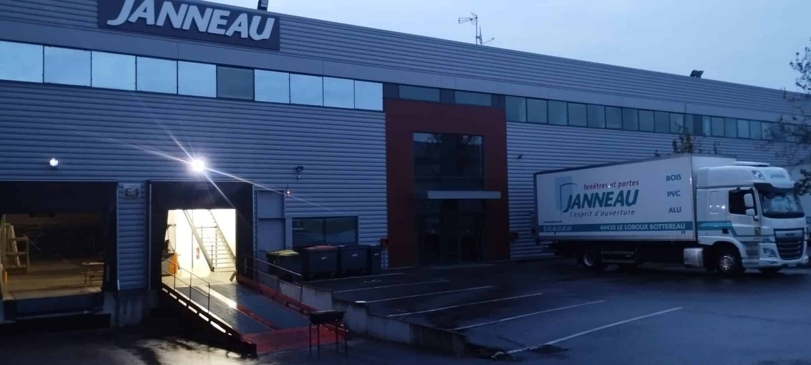 découvrez notre service de location de véhicules dédié à la logistique. profitez d'une flotte variée adaptée à vos besoins de transport, avec des solutions flexibles et fiables pour optimiser vos opérations.