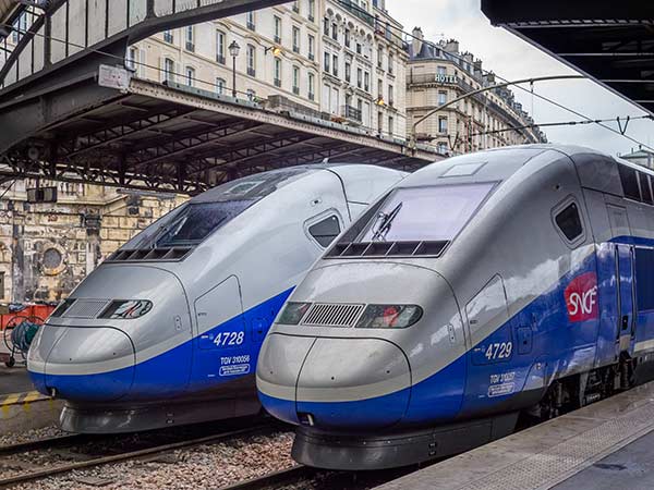 découvrez le voyage entre paris et grenoble, une aventure qui vous fait traverser des paysages époustouflants et des villes riches en culture. que vous choisissiez le train, la voiture ou le bus, préparez-vous à explorer les trésors de ces deux destinations emblématiques.