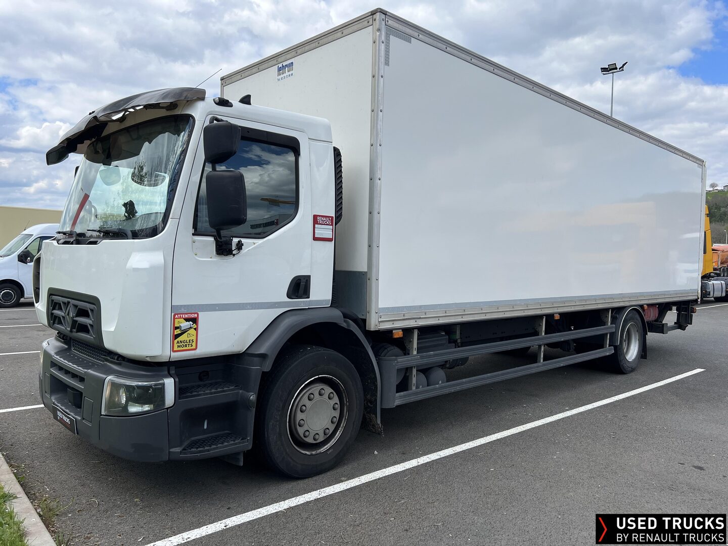 découvrez notre porteur de 19 tonnes, idéal pour le transport de marchandises lourdes et volumineuses. robuste et fiable, il assure une performance optimale sur tous vos chantiers. parfait pour les entreprises recherchant efficacité et sécurité dans leurs opérations de logistique.