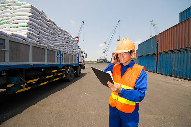 découvrez le rôle essentiel du commissionnaire de transport dans la logistique moderne. apprenez comment cet acteur clé facilite l'acheminement des marchandises, optimise les coûts et assure la conformité réglementaire.