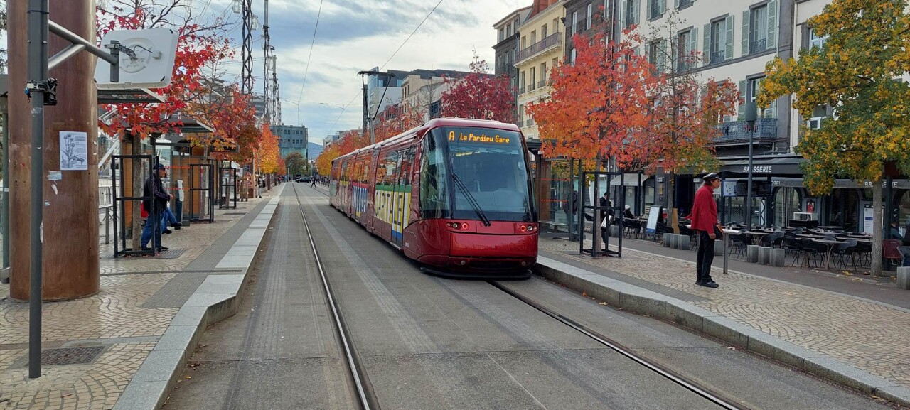 découvrez les meilleures options de transport à clermont-ferrand : bus, tram, taxis et services de covoiturage pour faciliter vos déplacements dans la région.