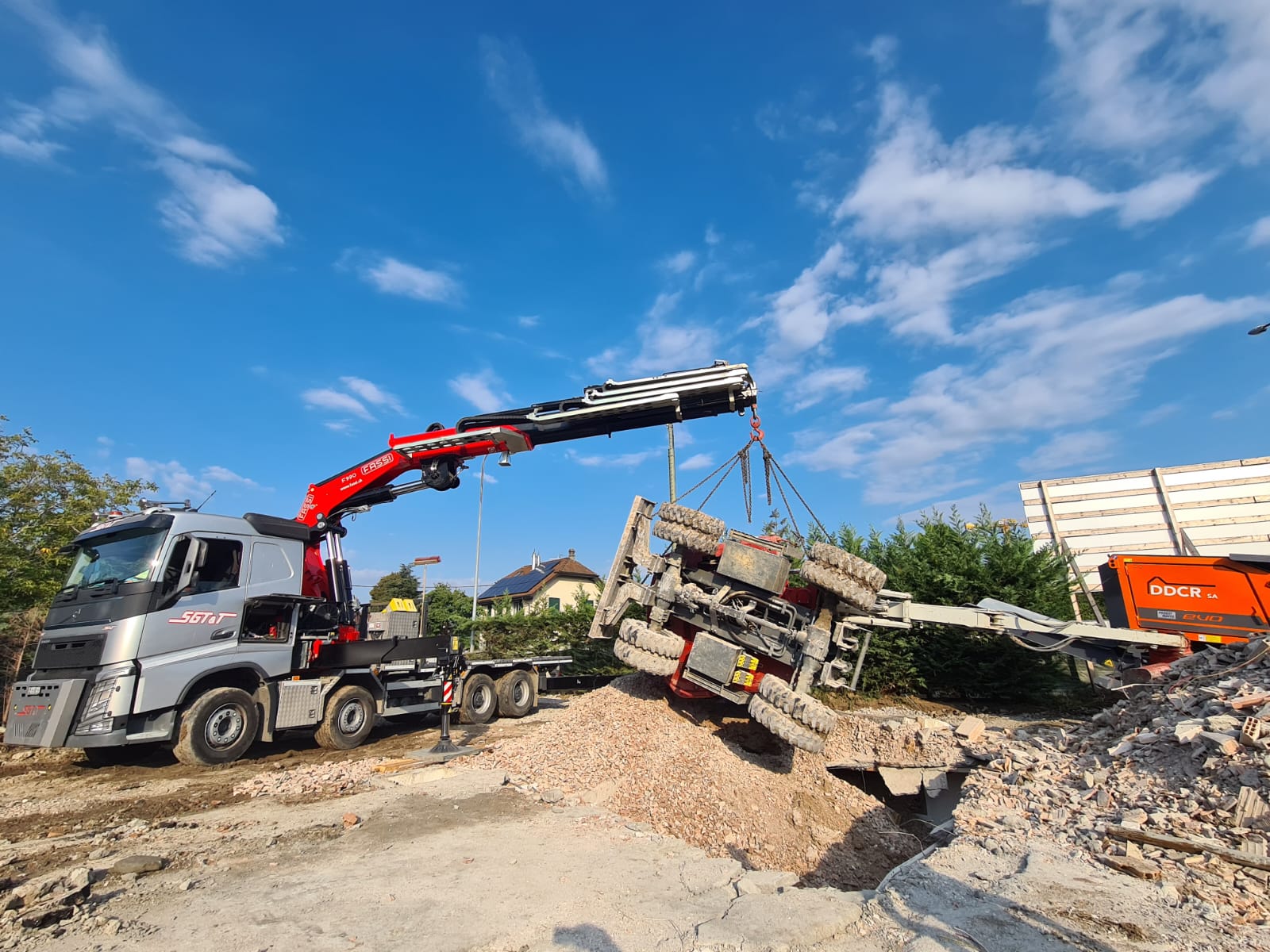 découvrez nos solutions de transport de grue pour chantiers, alliant sécurité et efficacité. nous garantissons un service adapté à vos besoins pour le déplacement et l'installation de matériel lourd sur vos sites de construction.