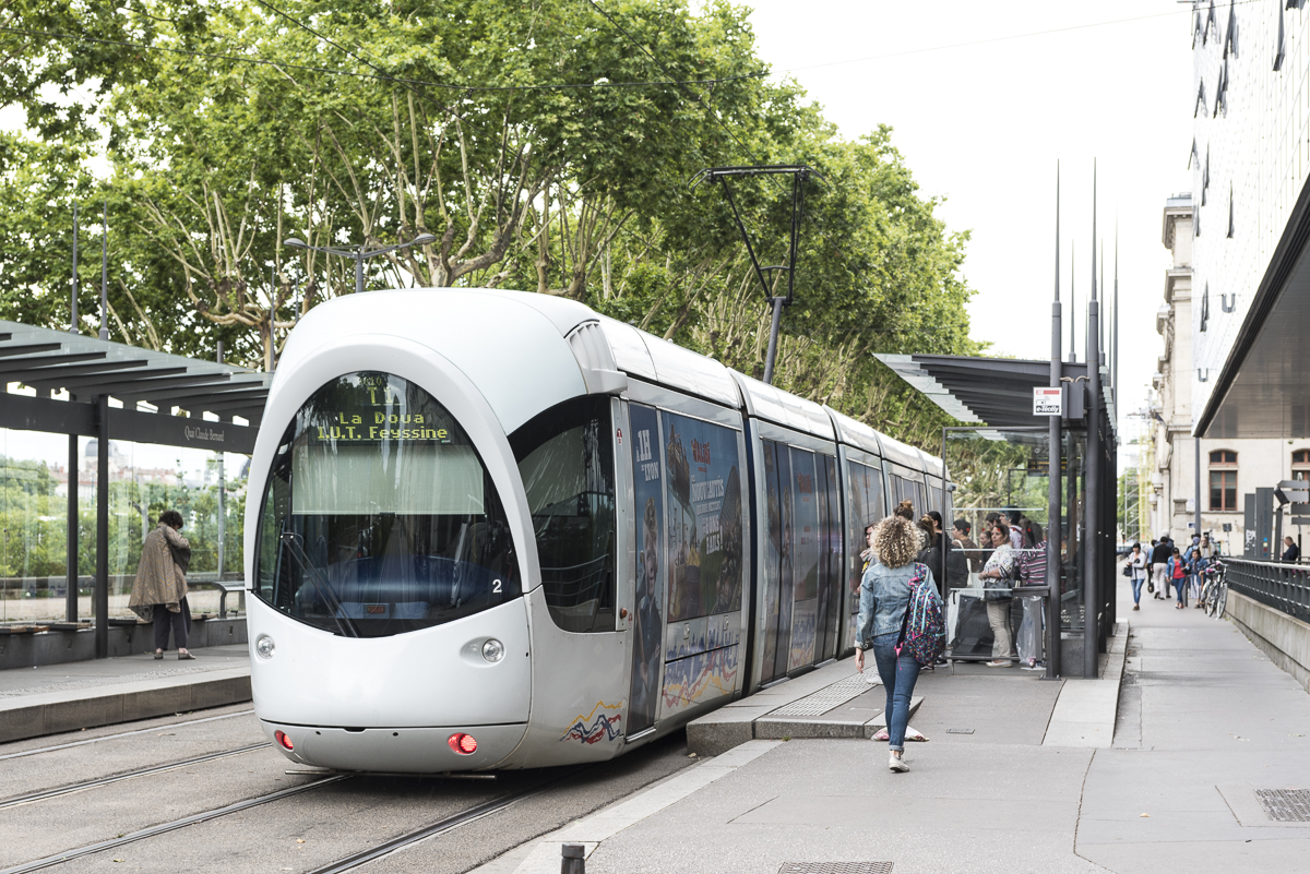 découvrez les meilleures options de transport à lyon : tram, bus, métro et services de taxi. explorez la ville facilement et rapidement avec nos conseils pratiques et astuces pour un déplacement optimal.