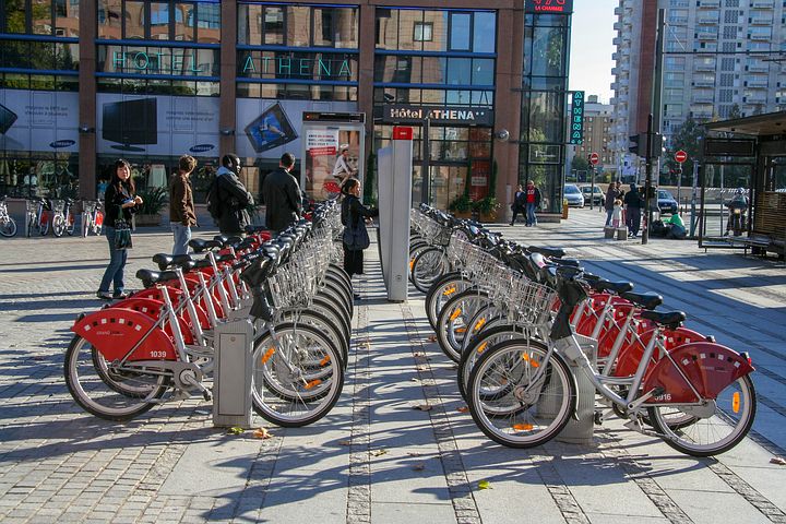 découvrez les options de transport à lyon : bus, tram, métro et vélo. explorez cette magnifique ville avec facilité grâce à nos conseils pratiques et nos informations sur les tarifs et les horaires.