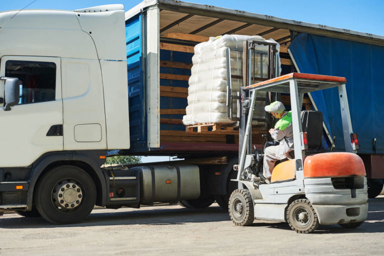 découvrez nos solutions de transport de palettes adaptées à vos besoins logistiques. profitez d'un service rapide et sécurisé pour la livraison de vos marchandises, tout en garantissant un tarif compétitif.