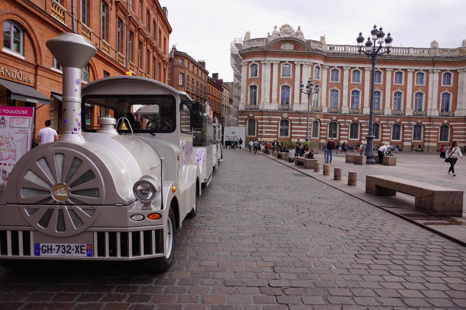 découvrez les meilleures options de transport à toulouse pour vos déplacements quotidiens. que ce soit en tramway, bus, métro ou vélo, explorez la ville rose facilement et confortablement.