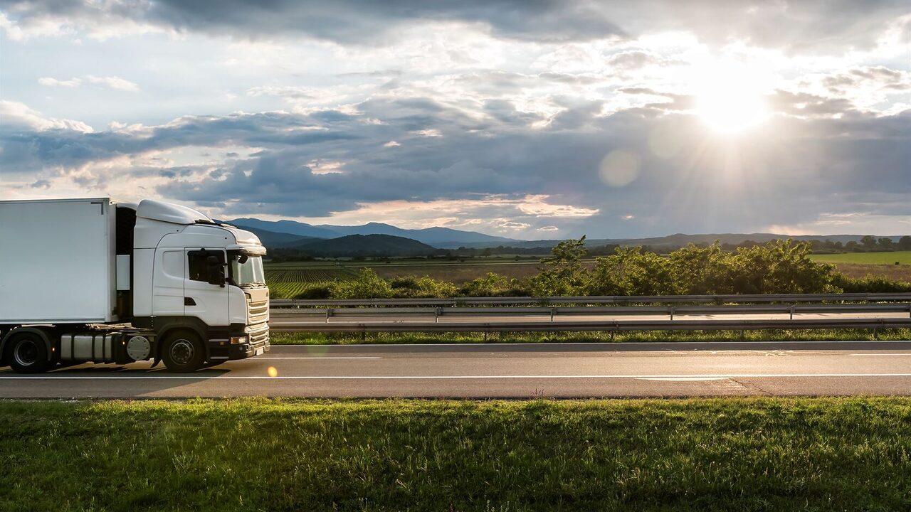 découvrez les services de transport de marchandises avec notre flotte de camions performants. fiabilité, rapidité et sécurité, nous répondons à tous vos besoins de transport à travers le pays.