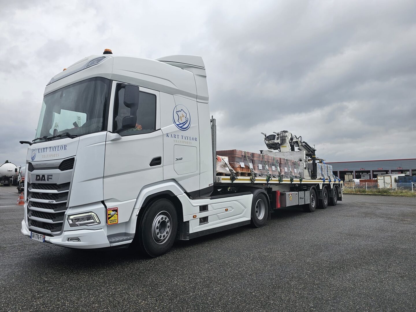 découvrez nos services de transporteurs spécialisés avec camions-grues, idéaux pour déplacer des charges lourdes et encombrantes en toute sécurité. bénéficiez d'une expertise de qualité pour vos projets de transport, quelle que soit la difficulté de la tâche.