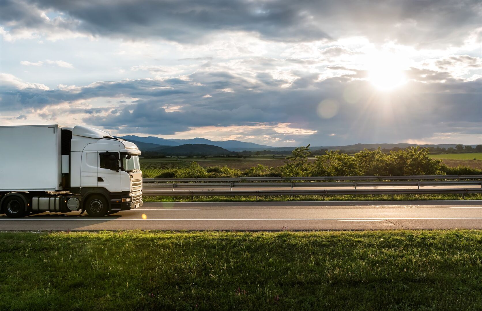 découvrez les services de transport de marchandises avec notre flotte de camions performants. fiabilité, rapidité et sécurité, nous répondons à tous vos besoins de transport à travers le pays.