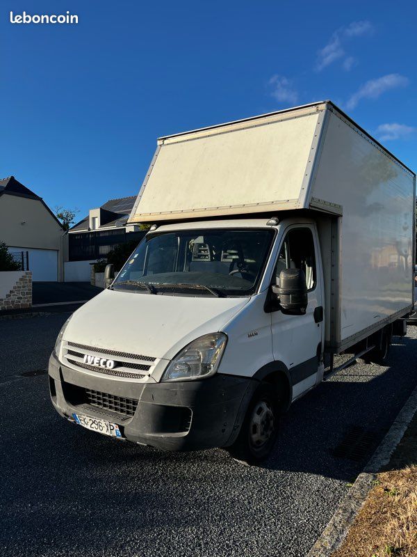 découvrez notre service de transporteur en île-de-france, spécialisé dans la livraison rapide et fiable de marchandises. profitez d'une logistique adaptée à vos besoins avec des solutions personnalisées pour particuliers et entreprises.