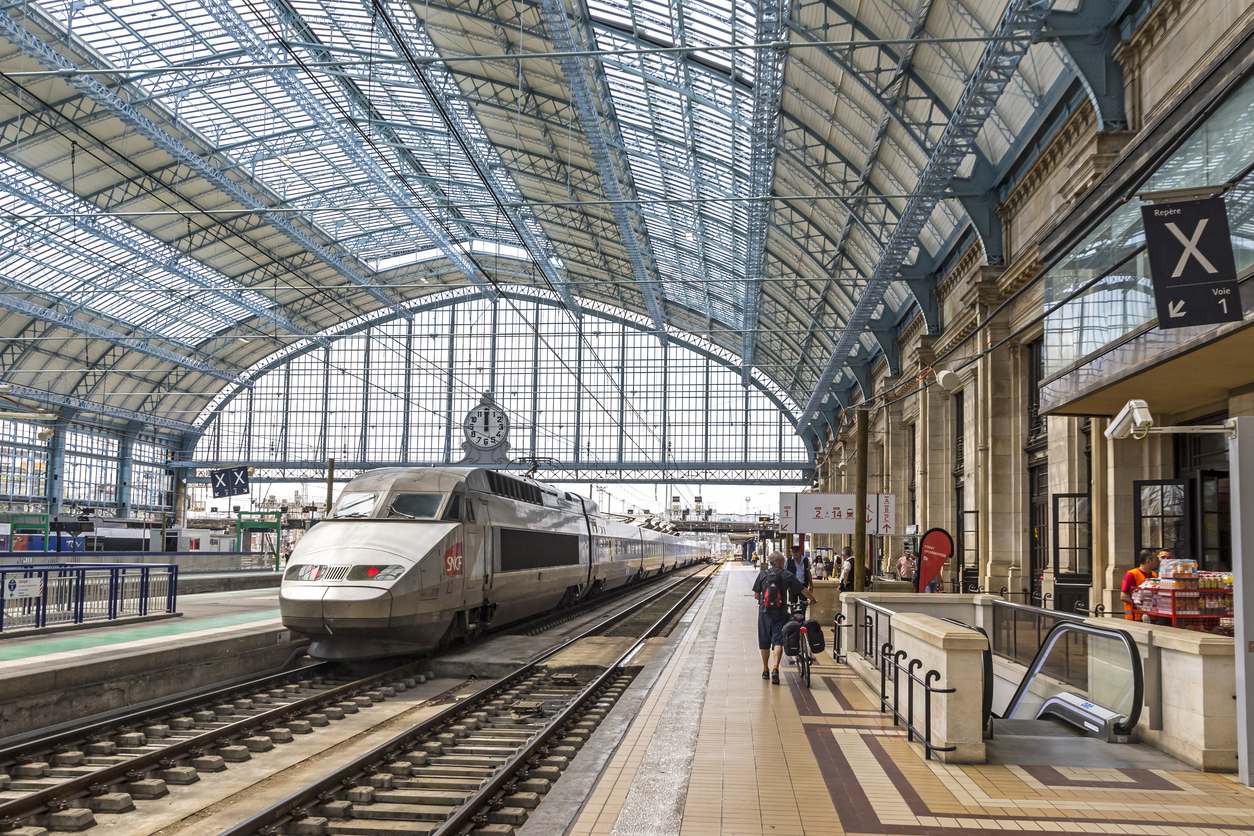 découvrez les meilleures options pour voyager de paris à bordeaux ! explorez les trains, autocars et vols pour un trajet agréable entre la capitale française et la belle région de la nouvelle-aquitaine.