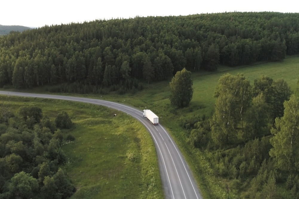 découvrez les principaux avantages du transport routier, notamment sa flexibilité, sa rapidité et son efficacité pour la livraison de marchandises. optimisez vos opérations logistiques grâce à des solutions adaptées et économiques.