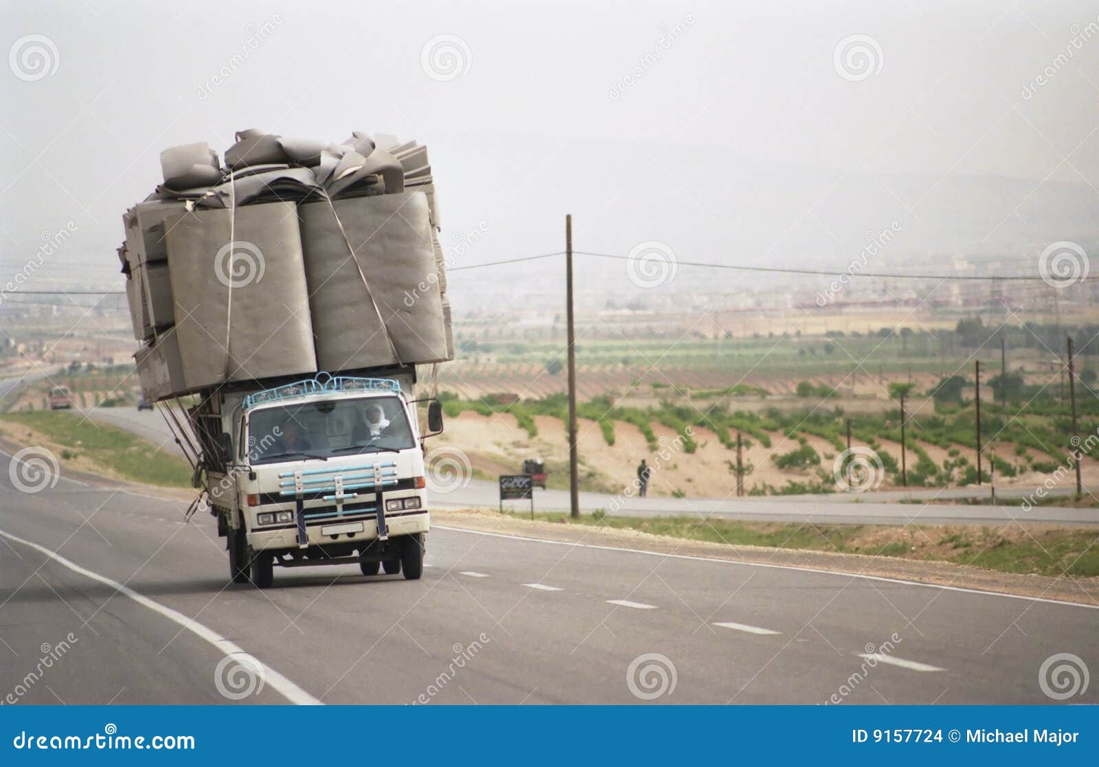 découvrez les enjeux liés aux camions surchargés : impacts sur la sécurité routière, l'environnement et les infrastructures. informez-vous sur les réglementations en vigueur et les solutions pour prévenir ce phénomène nuisible.