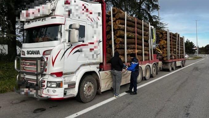 découvrez les conséquences et les risques d'un camion surchargé. apprenez comment éviter les amendes et garantir la sécurité sur les routes avec nos conseils pratiques.