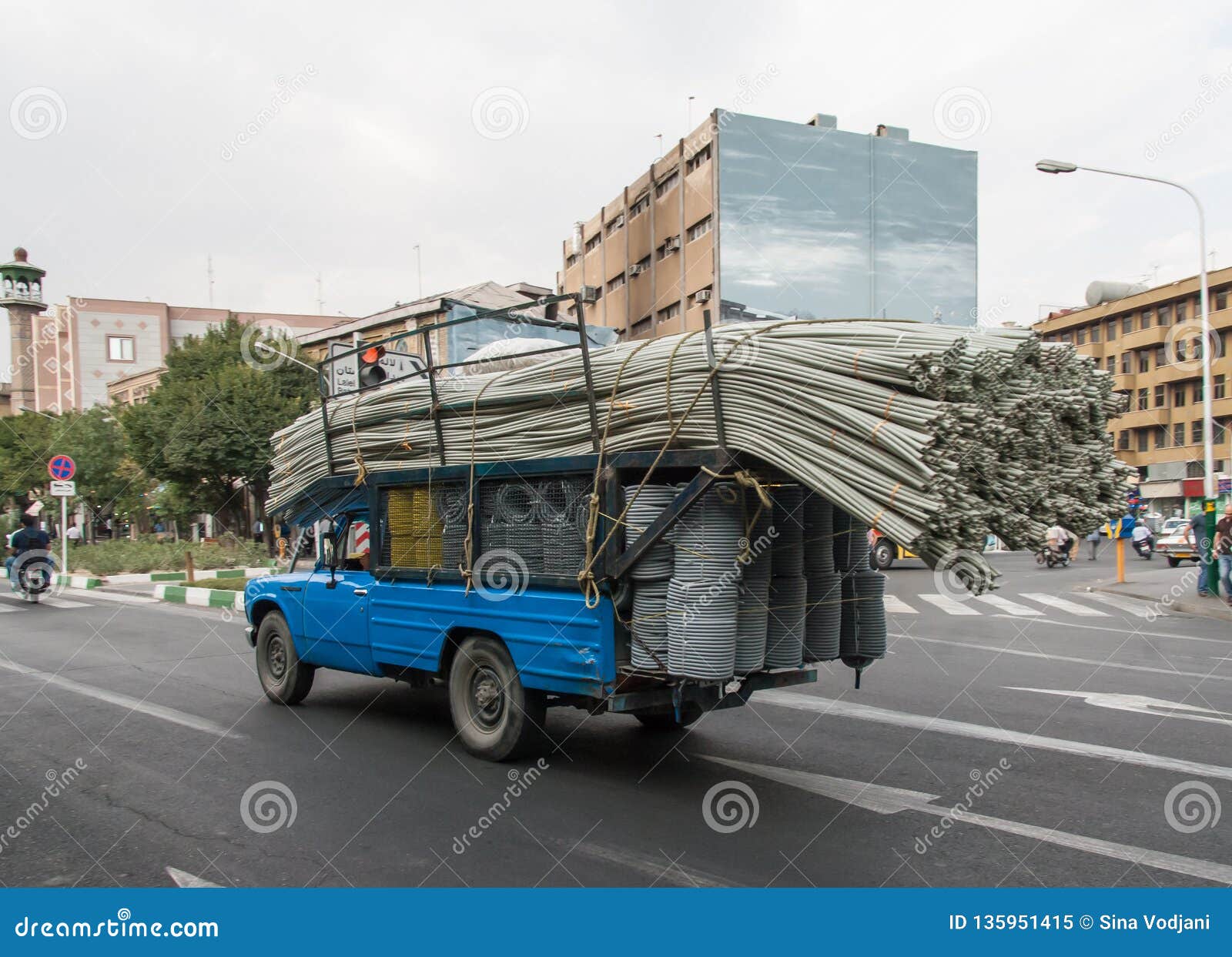 découvrez les risques et les conséquences d'un camion surchargé. apprenez comment le surcharge peut affecter la sécurité routière, l'efficacité du transport et l'environnement. informez-vous sur les réglementations en vigueur et les solutions pour éviter les problèmes liés au surpoids des véhicules.