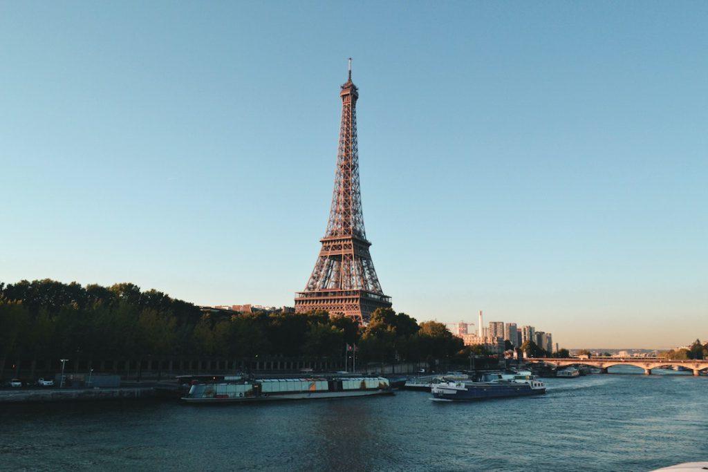 découvrez le havre, une destination incontournable à seulement quelques heures de paris. entre son riche patrimoine, ses plages pittoresques et son ambiance artistique, le havre vous invite à une escapade unique au bord de la manche.