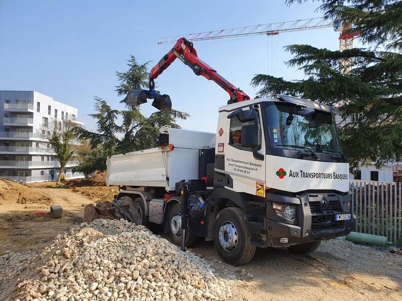 louez un camion avec chauffeur pour un déménagement ou un transport en toute simplicité. profitez de notre service professionnel pour un transport sécurisé et rapide de vos biens. réservez dès maintenant et laissez-nous vous aider dans vos projets logistiques.