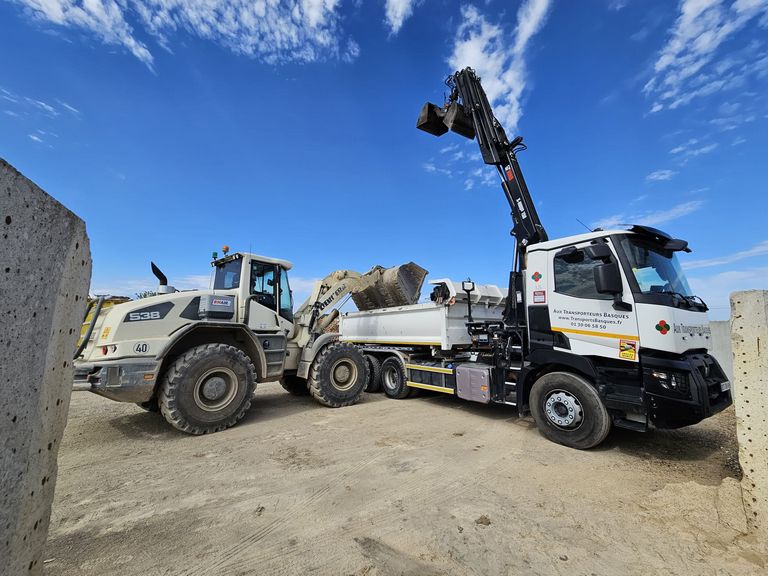 louez un camion avec chauffeur pour un transport en toute sérénité. profitez d'un service professionnel adapté à vos besoins, que ce soit pour un déménagement ou un transport de marchandises. réservez dès maintenant et simplifiez votre logistique !