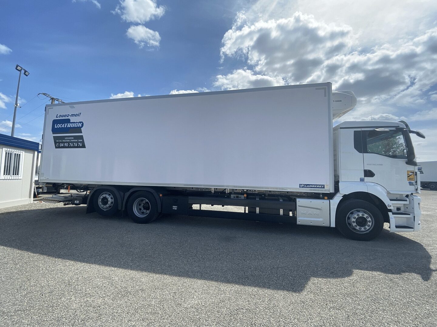 découvrez notre service de location de camions poids lourd adapté à vos besoins professionnels. profitez de véhicules fiables et confortables pour tous vos transports lourds. réservez facilement en ligne et bénéficiez de prix compétitifs.