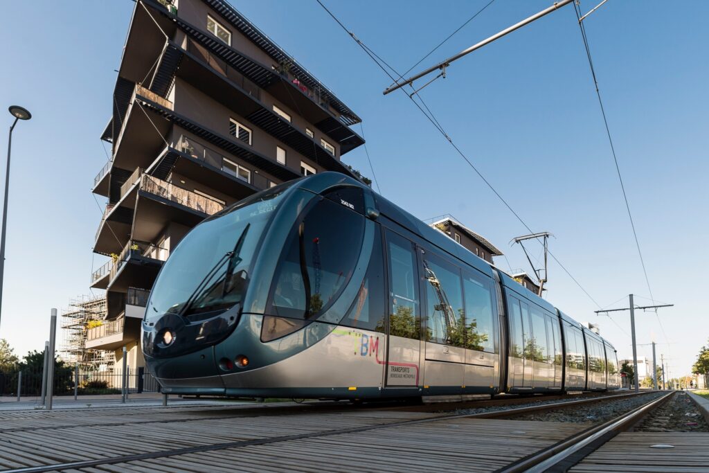 découvrez les tarifs des transports à bordeaux, incluant tram, bus et navettes, pour planifier vos déplacements dans la métropole. profitez d'options abordables et pratico-pratiques pour explorer la ville.