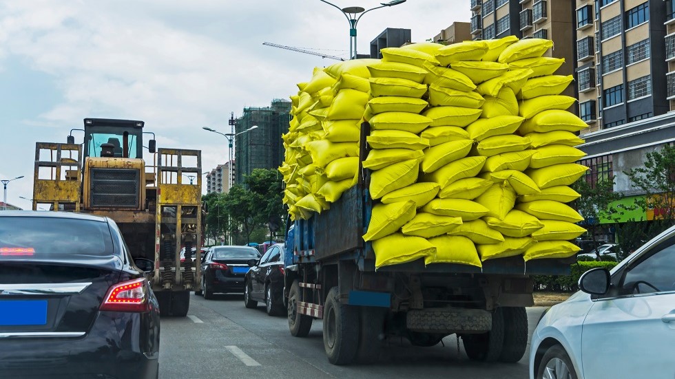 découvrez les enjeux commerciaux liés à la tolérance de surcharge de 3,5 tonnes, un sujet crucial pour garantir la conformité et l'efficacité dans le transport et la logistique. explorez comment une bonne gestion de ces tolérances peut influencer la rentabilité et la sécurité de votre entreprise.