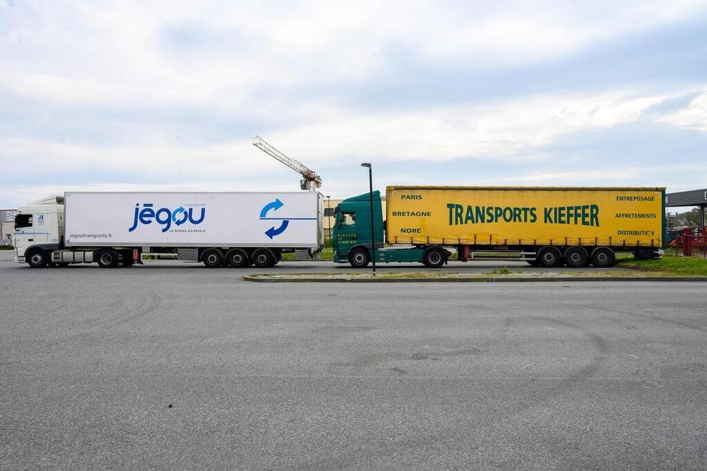 découvrez le monde du transport routier en france : prestations, entreprises, réglementations et innovations. que vous soyez un professionnel ou un particulier, trouvez toutes les informations essentielles sur le transport de marchandises et de personnes sur le réseau routier français.